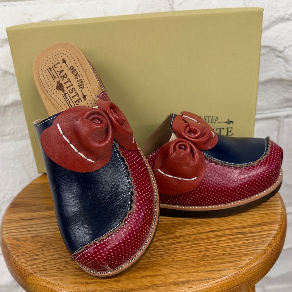 L'ATISTE Red and Navy Leather Mules